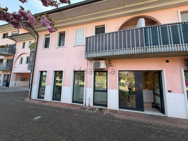 Locale Commerciale in affitto a Casa Cairola, Landriano