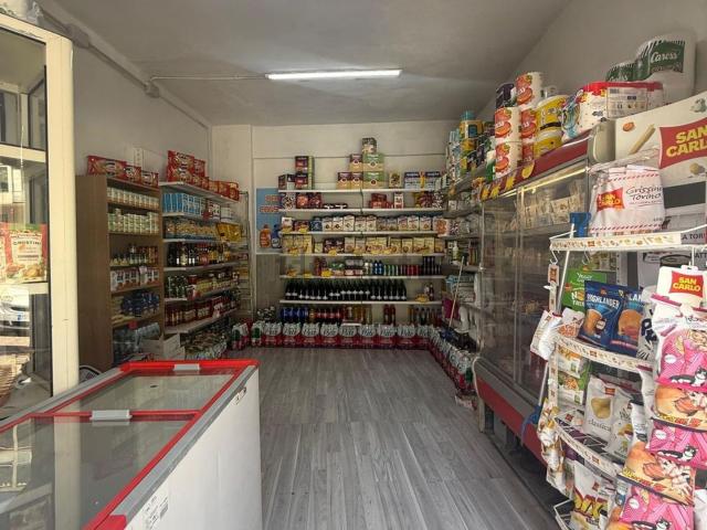 Locale Commerciale in affitto a Municipalità 10, Campania
