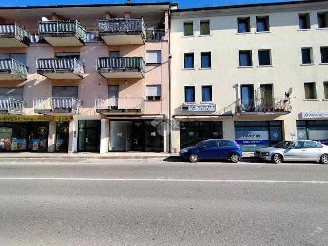 Locale Commerciale in affitto a Spresiano, Veneto