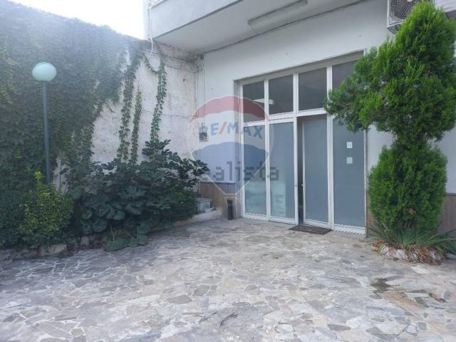 Locale Commerciale in affitto a Santa Maria Capua, Campania
