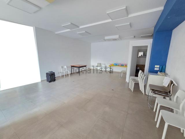 Locale Commerciale in affitto a Signa, Toscana