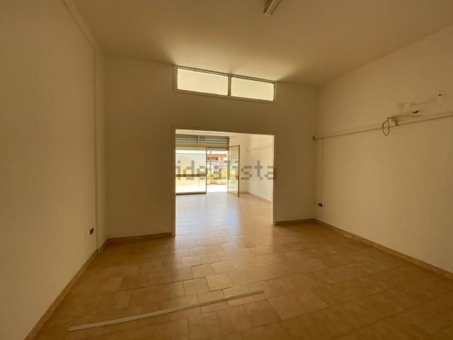 Locale Commerciale in affitto a Puglia, Lecce