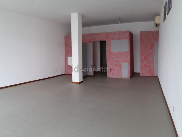Locale Commerciale in affitto a Legnago, Veneto