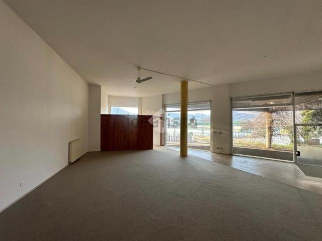 Locale Commerciale in affitto a Comunità della Vallagarina, Borgo Sacco
