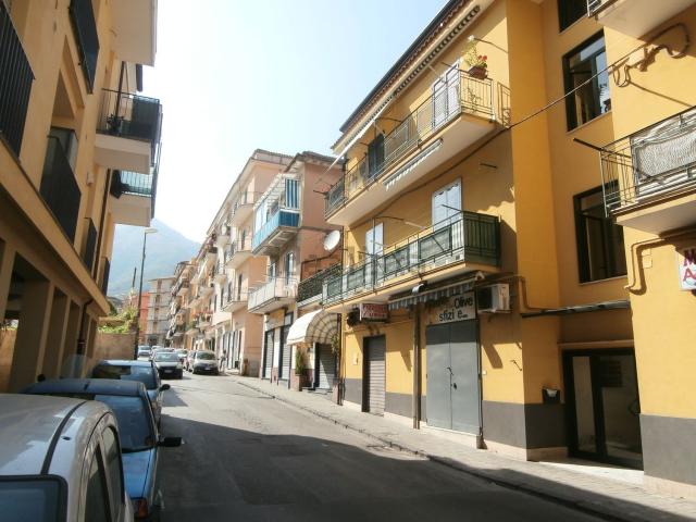 Locale Commerciale in affitto a Passetto, Cava De' Tirreni