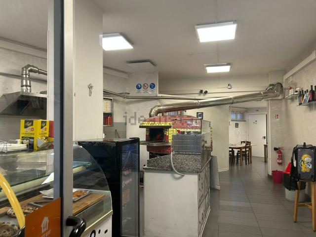 Locale Commerciale in affitto a Passetto, Cava De' Tirreni