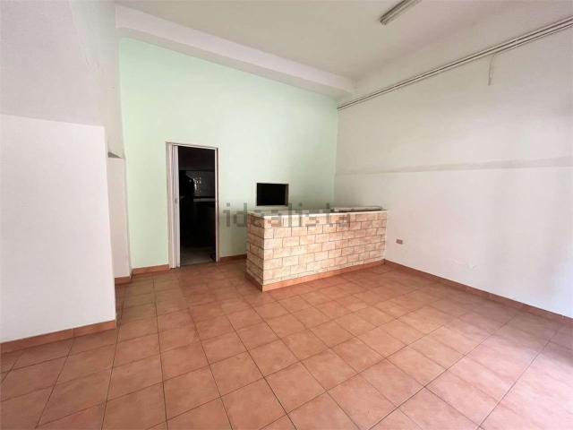 Locale Commerciale in affitto a Puglia, Bari