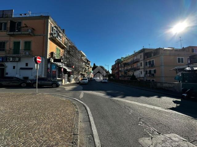 Locale Commerciale in affitto a Rione Bognar, Pozzuoli