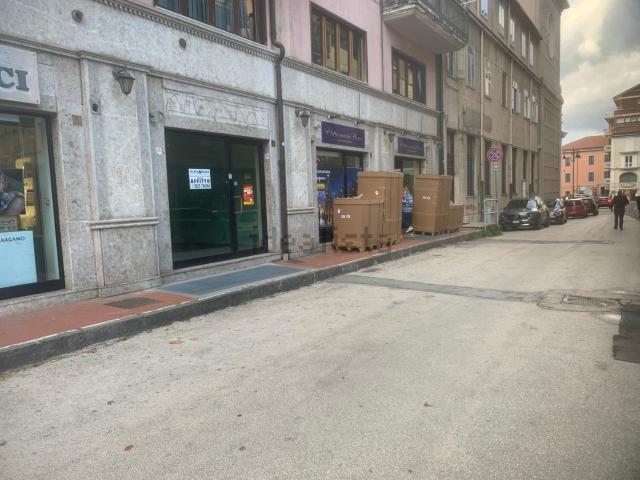 Locale Commerciale in affitto a Avellino, Campania