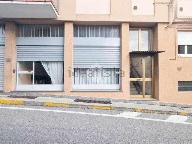 Locale Commerciale in affitto a Olginate, Lombardia