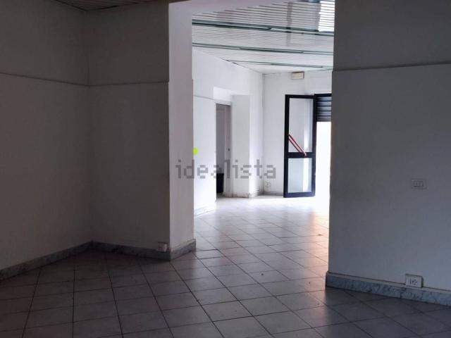 Locale Commerciale in affitto a Pontecimato, Carrara