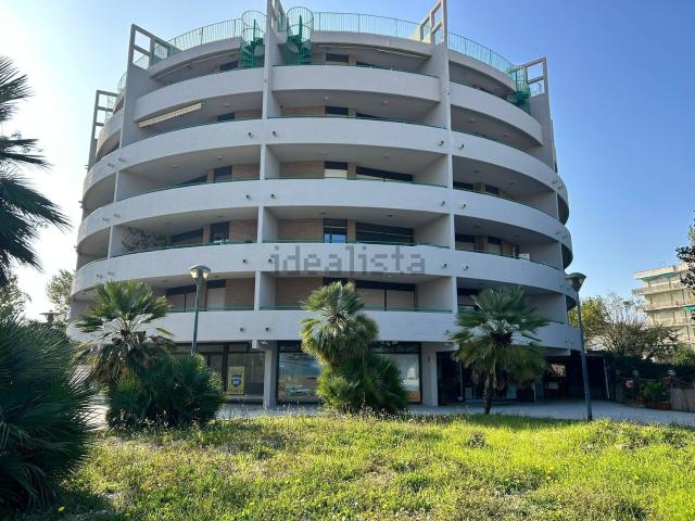 Locale Commerciale in affitto a Marche, Ancona