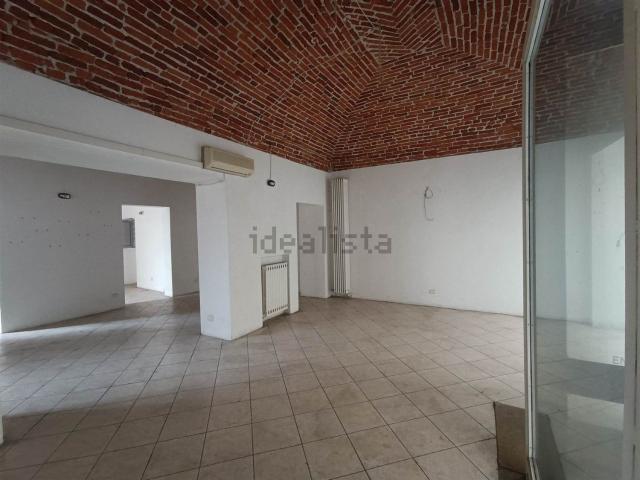 Locale Commerciale in affitto a Piazzo, Piemonte