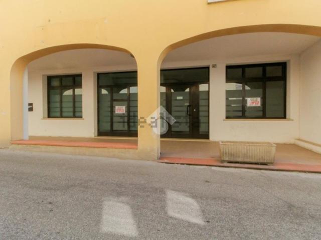 Locale Commerciale in affitto a Verolanuova, Lombardia