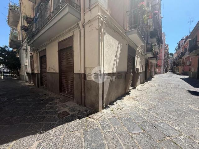 Locale Commerciale in affitto a Rione Ortodonico, Pozzuoli