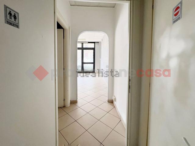 Locale Commerciale in affitto a Regina Pacis, Rieti
