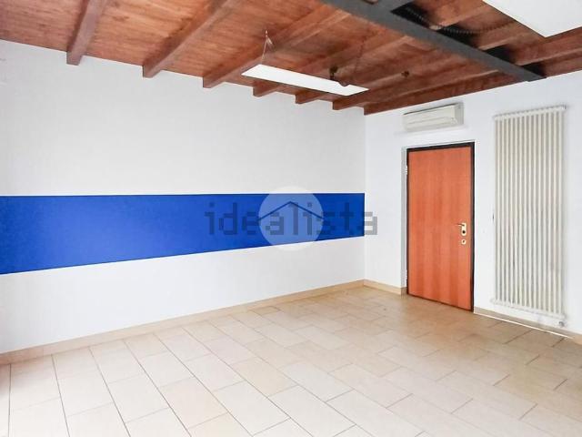 Locale Commerciale in affitto a Pandino, Lombardia