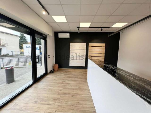 Locale Commerciale in affitto a Seriate, Lombardia