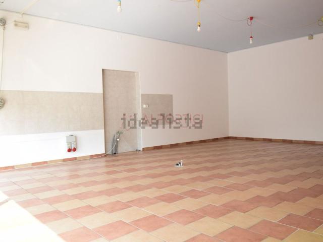 Locale Commerciale in affitto a Correzzola, Veneto