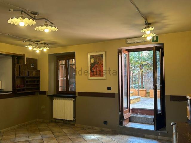 Locale Commerciale in affitto a Casella, Liguria