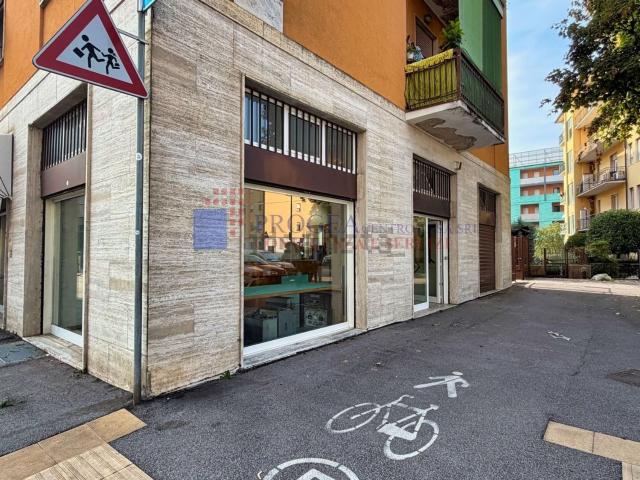 Locale Commerciale in affitto a Bergamo, Lombardia