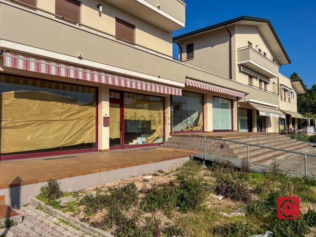Locale Commerciale in affitto a Legnaro, Veneto