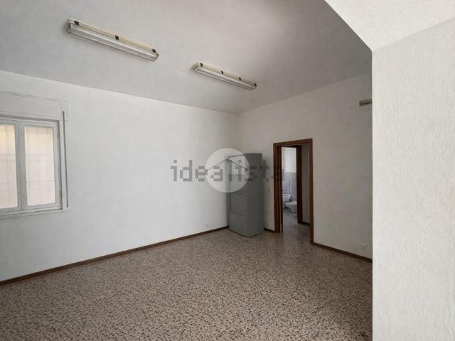 Locale Commerciale in affitto a Levate, Lombardia
