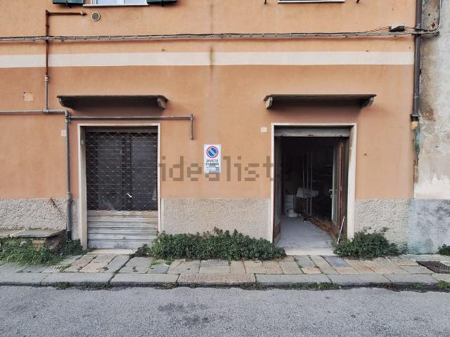 Locale Commerciale in affitto a Val Polcevera, Serra Riccò