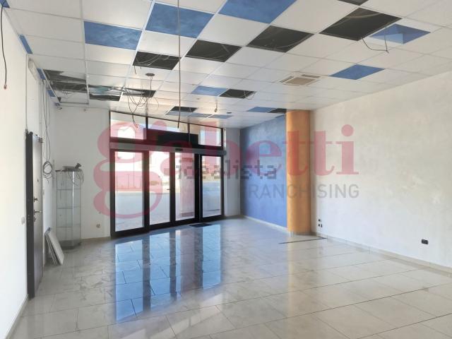 Locale Commerciale in affitto a Telese Terme, Campania