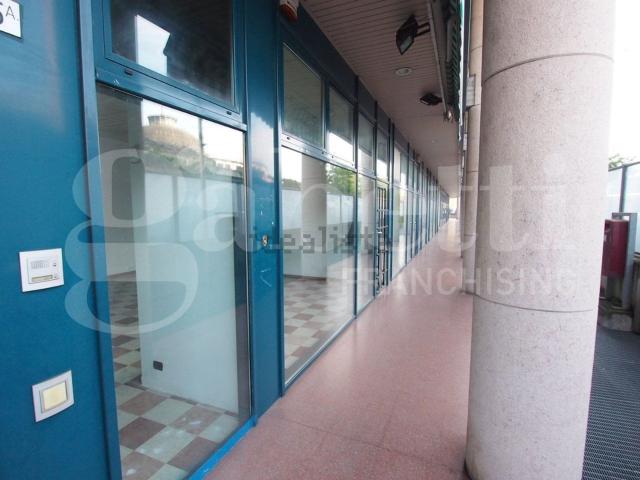 Locale Commerciale in affitto a Sud, Brenzone