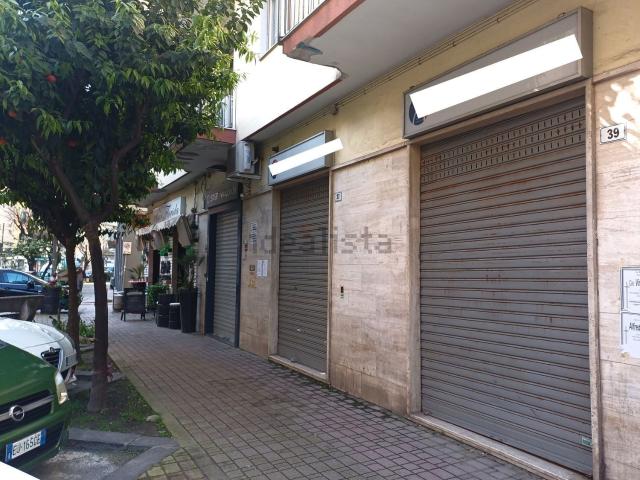 Locale Commerciale in affitto a Salerno, Torrione