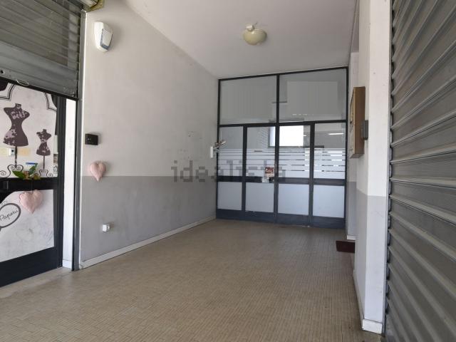 Locale Commerciale in affitto a Tezze Sul Brenta, Veneto