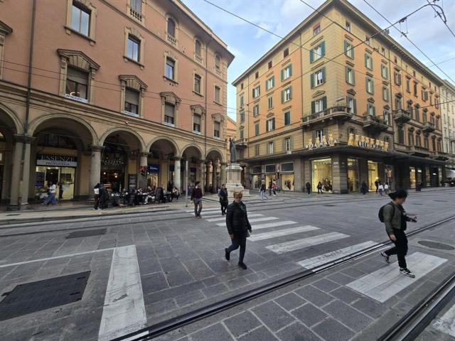 Locale Commerciale in affitto a Porto-Saragozza, Bologna