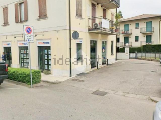 Locale Commerciale in affitto a Sud-Est, Brenzone
