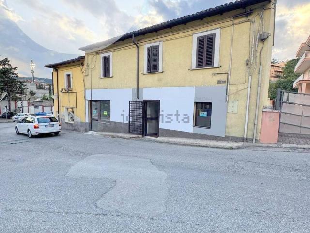 Locale Commerciale in affitto a Valle Pretara, Tornimparte