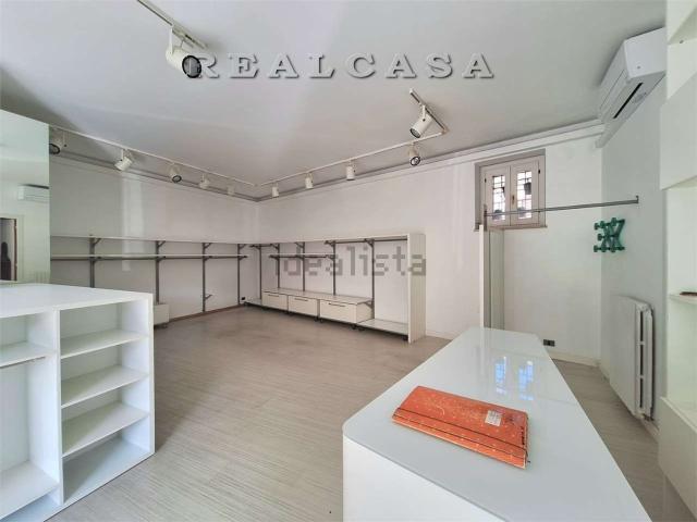 Locale Commerciale in affitto a Marche, Ancona
