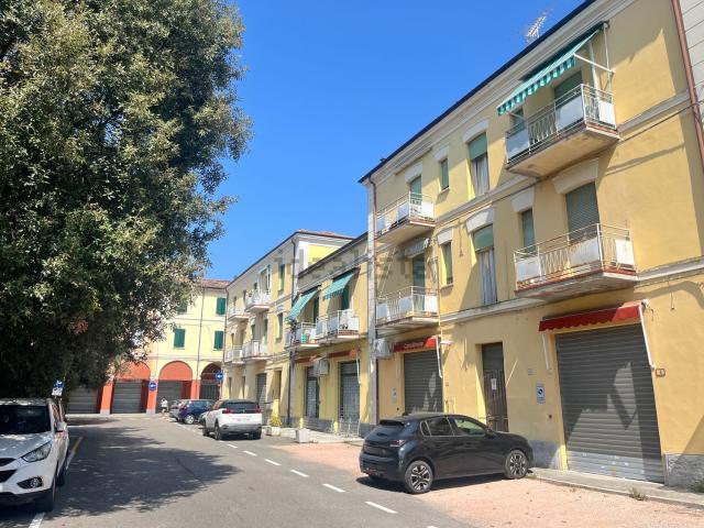 Locale Commerciale in affitto a Unione Terre d'Acqua, San Giovanni In Persiceto