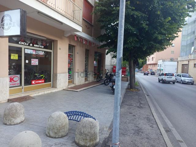 Locale Commerciale in affitto a Quartiere Trento e Trieste, Lanciano