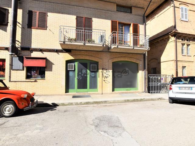 Locale Commerciale in affitto a Marche, Fermo