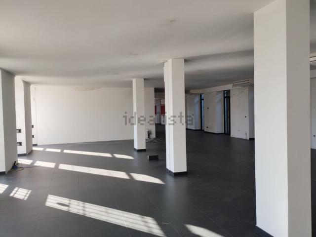Locale Commerciale in affitto a Zona Est, Brescia
