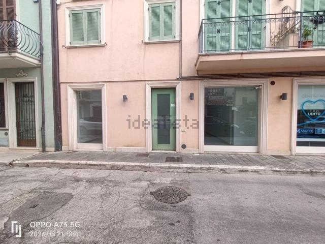 Locale Commerciale in affitto a San Marone, Marche