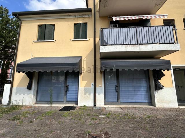 Locale Commerciale in affitto a Polesella, Veneto