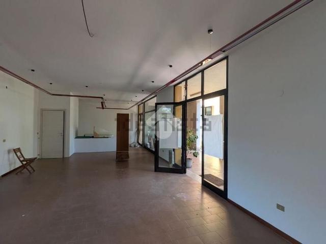 Locale Commerciale in affitto a Pieve Di Soligo, Veneto