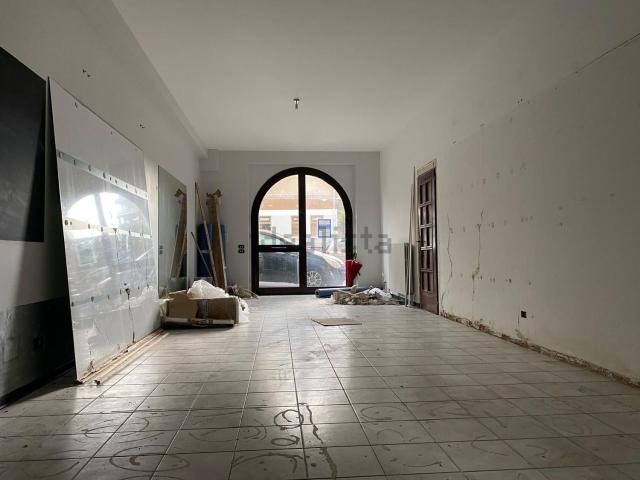 Locale Commerciale in affitto a Isernia, Molise