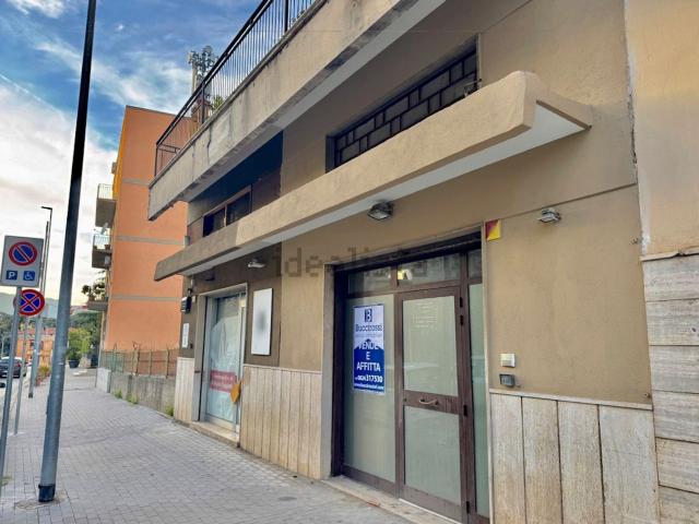 Locale Commerciale in affitto a Ponticelli, Benevento