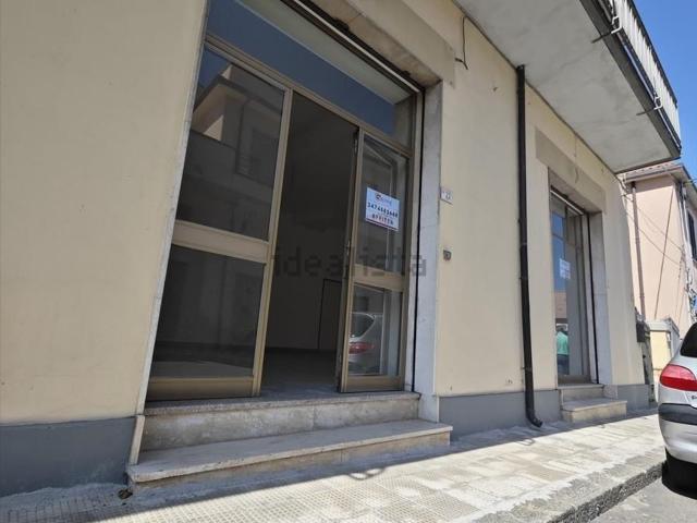 Locale Commerciale in affitto a Calabria, Reggio Calabria