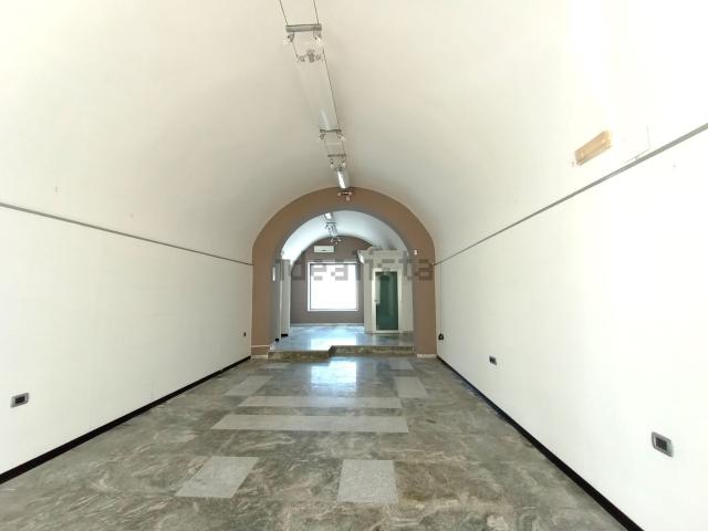 Locale Commerciale in affitto a Puglia, Taranto