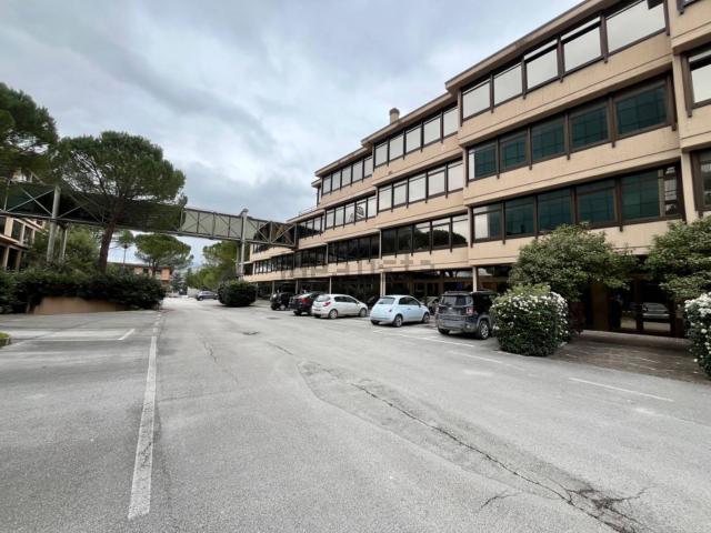 Locale Commerciale in affitto a Santa Maria, Marche