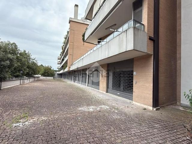 Locale Commerciale in affitto a Municipio Roma III, Roma Capitale