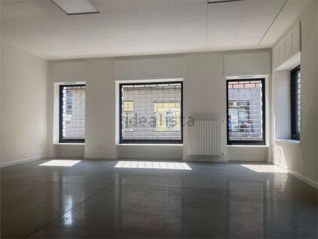 Locale Commerciale in affitto a San Luigi, Piemonte